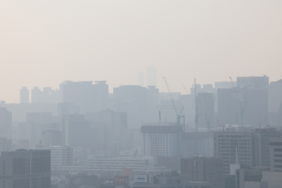 ▲미세먼지 농도가 ‘나쁨’ 수준을 보인 23일 오후 서울 시내가 뿌옇게 보이고 있다. (연합뉴스)
