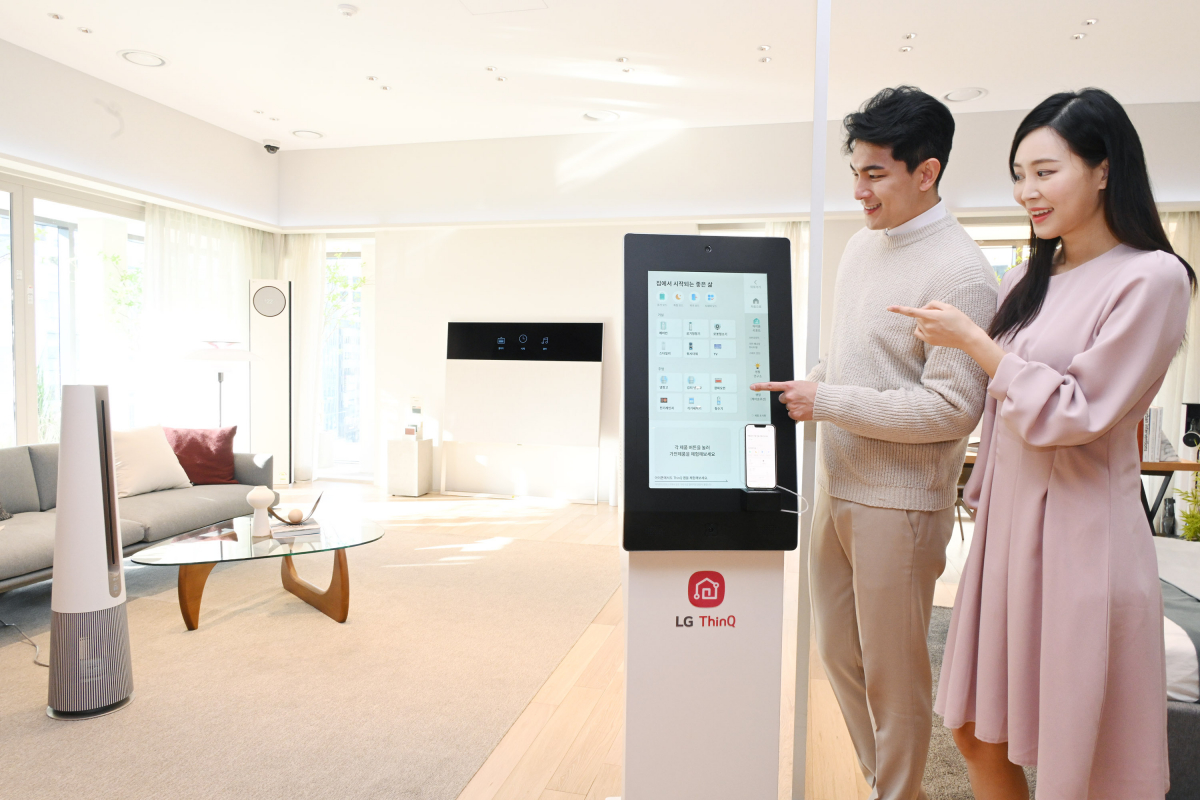 ▲LG전자가 LG베스트샵에 스마트홈 플랫폼인 ‘LG 씽큐(LG ThinQ)’ 앱을 체험할 수 있는 전용 공간을 마련해 ‘F·U·N 경험(한발 앞선(First), 독특한(Unique), 누구도 생각하지 못한(New) 혁신적인 고객경험)’을 한층 더 강화한다. 고객은 LG 씽큐 앱 체험공간에 설치된 키오스크를 통해 LG 씽큐 앱을 이용하며 지속적인 업그레이드를 통해 진화하는 ‘UP 가전’을 비롯해 에어컨, 공기청정기, 로봇청소기 등 다양한 LG 오브제컬렉션 제품을 원격 제어할 수 있다. 또 애플의 ‘홈킷’에 등록된 조명, 커튼, 블라인드 등 IoT 액세서리를 LG 씽큐 앱을 통해 제어하는 체험도 할 수 있다. (사진제공=LG전자)