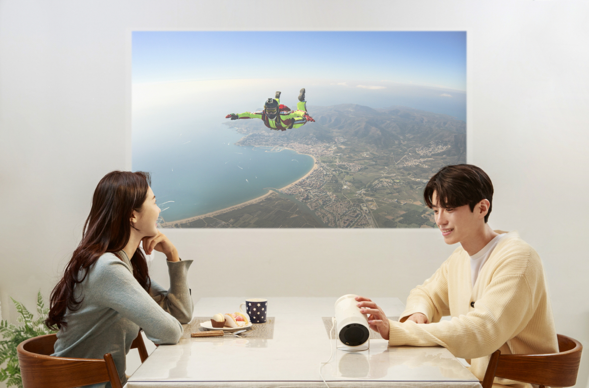 ▲삼성전자 모델이 실내와 야외에서 자유롭게 사용 가능한 포터블 스크린 '더 프리스타일'을 선보이고 있다. (사진제공=삼성전자)