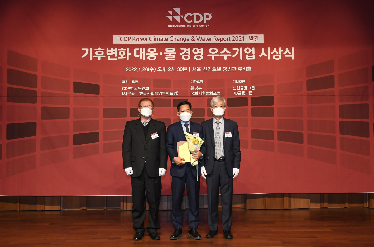 ▲25일 서울 신라호텔에서 열린 2021년 CDP 코리아 어워드(CDP Korea Award)에서 김상대 기아 기업전략실장(가운데)이 양춘승 CDP 한국위원회 상임부위원장(왼쪽), 장지인 CDP 한국위원회 위원장(오른쪽)과 기념 촬영을 하고 있다. (사진제공=기아)
