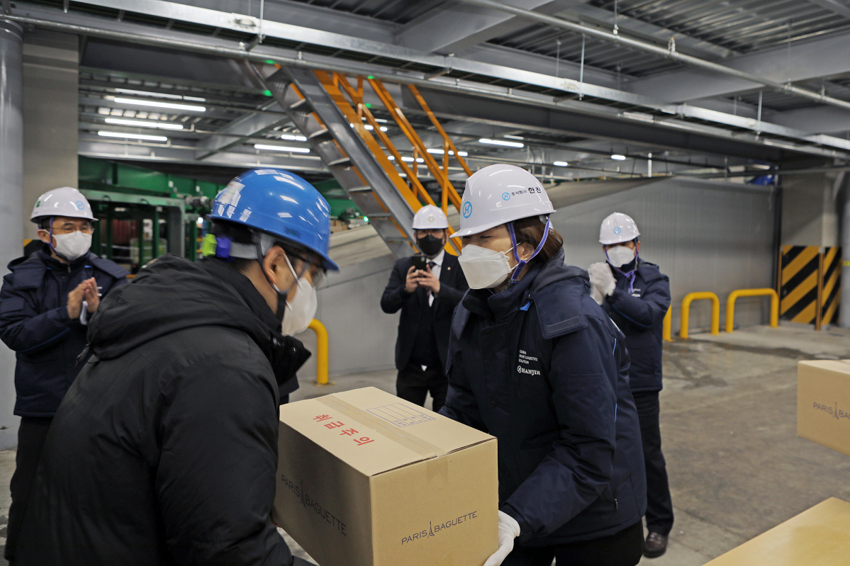 ▲동서울 허브 터미널을 방문해 현장 종사자에게 격려품을 전달하는 조현민 사장  (사진제공=한진)