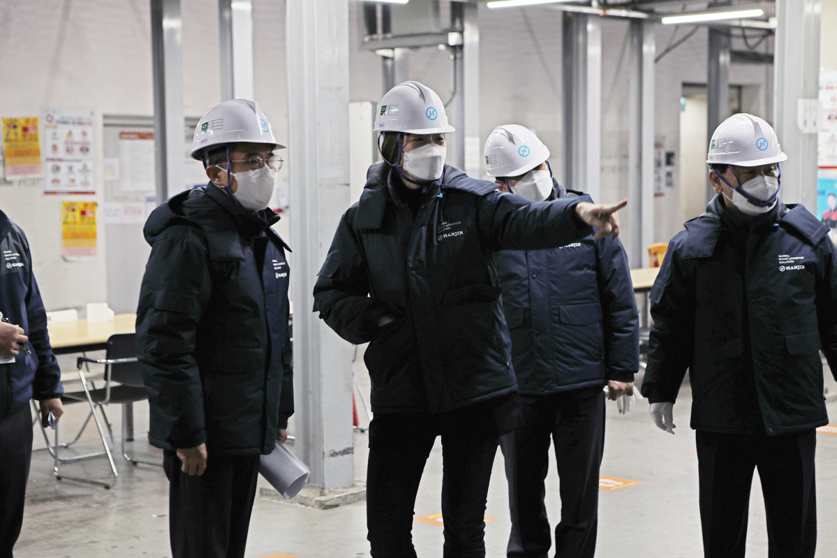 ▲동서울 허브 터미널을 방문해 현장을 점검하는 조현민 사장(가운데), 노삼석 대표이사 사장(오른쪽)  (사진제공=한진)