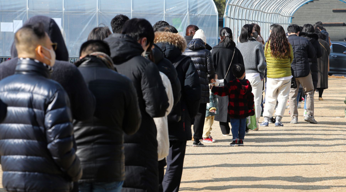 ▲코로나19 신규 확진자가 1만3012명으로 역대 최다를 기록한 26일 오후 서울 용산구 용산역 광장 임시선별검사소에서 시민들이 검사를 받기 위해 대기하고 있다.  (뉴시스)