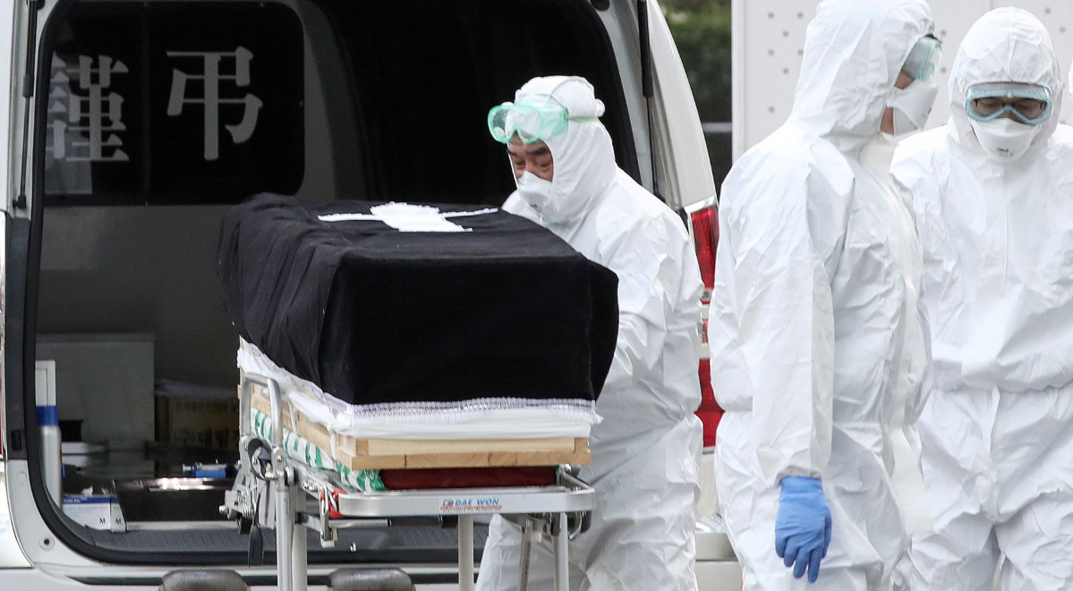 ▲지난해 12월 6일 서울 중랑구 서울특별시 서울의료원에서 의료진과 장의사가 코로나19로 사망한 고인의 시신을 차량으로 옮기고 있다.  (뉴시스)