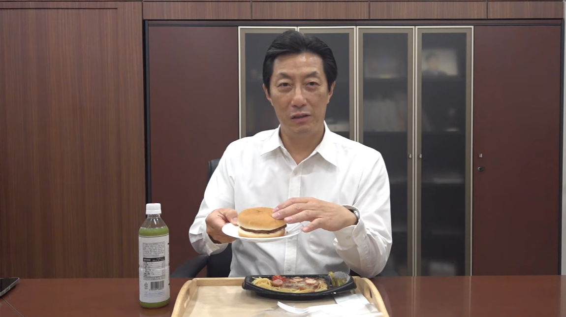 ▲김장욱 이마트24 대표가 개인 유튜브를 통해 이마트24 신상품을 소개하고 있다.  (출처=김장욱 이마트24 대표 유튜브)