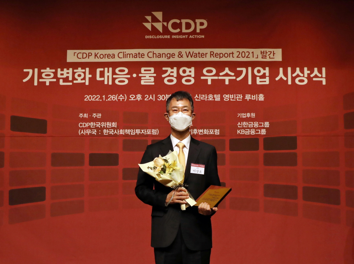 ▲이상호 현대글로비스 경영지원사업부장(전무)이 26일 서울 중구 신라호텔에서 열린 '2021 CDP 기후변화 대응ㆍ물 경영 우수기업 시상식'에서 '리더십 A등급'과 '탄소경영 아너스 클럽'을 수상한 뒤 기념 촬영을 하고 있다.  (사진제공=현대글로비스)