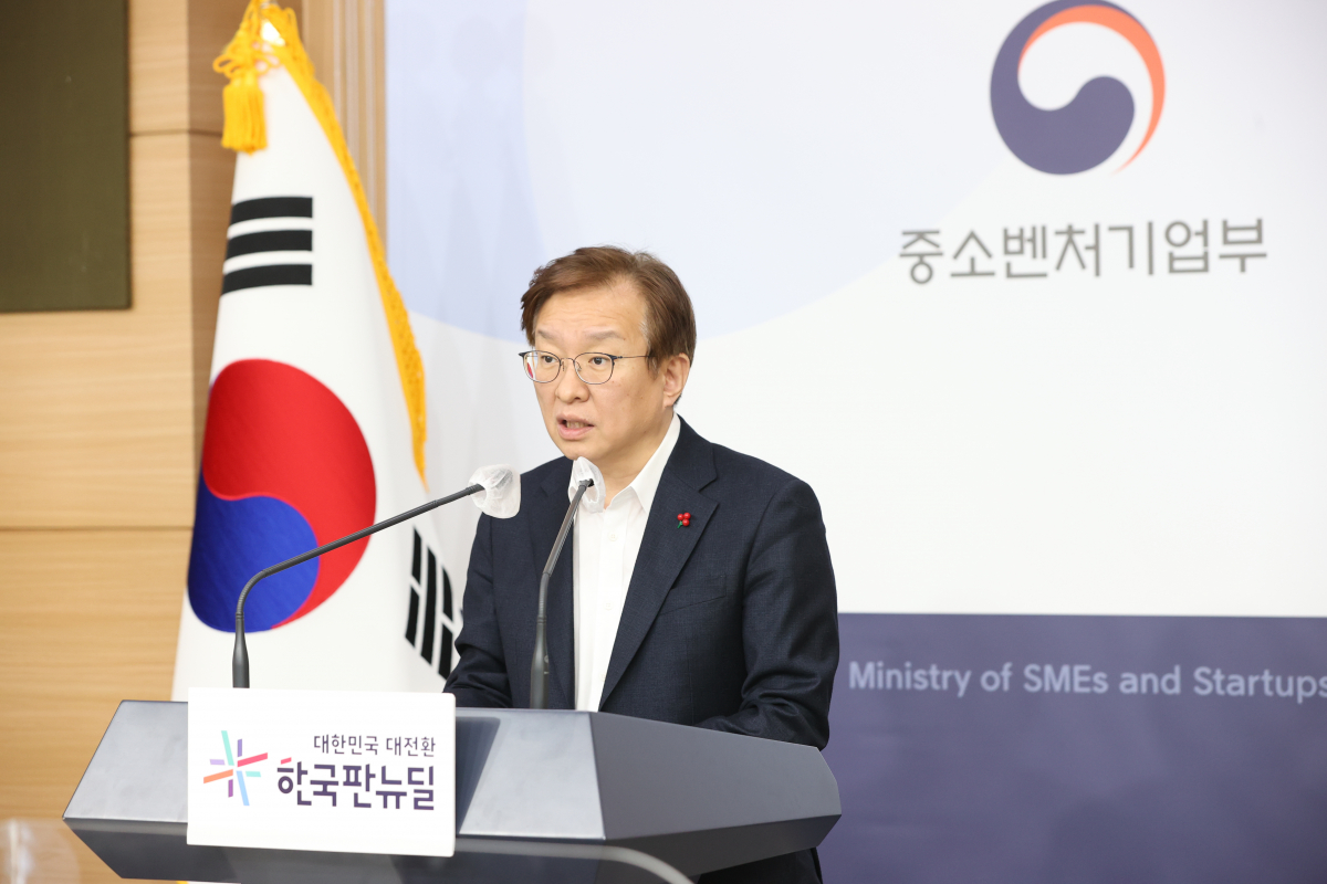 ▲27일 서울 종로구 정부서울청사 별관에서 권칠승 중소벤처기업부 장관이 2021년 신규 벤처투자 실적 성과 브리핑을 하고 있다. (사진제공=중소벤처기업부)