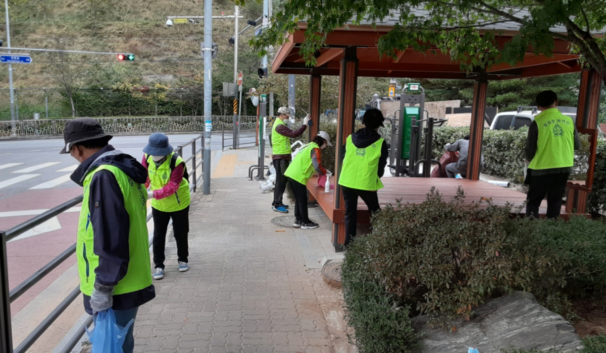 ▲지난해 성현동 다중이용시설을 소독하고 있는 지역방역일자리 참여자들. (사진제공=관악구)