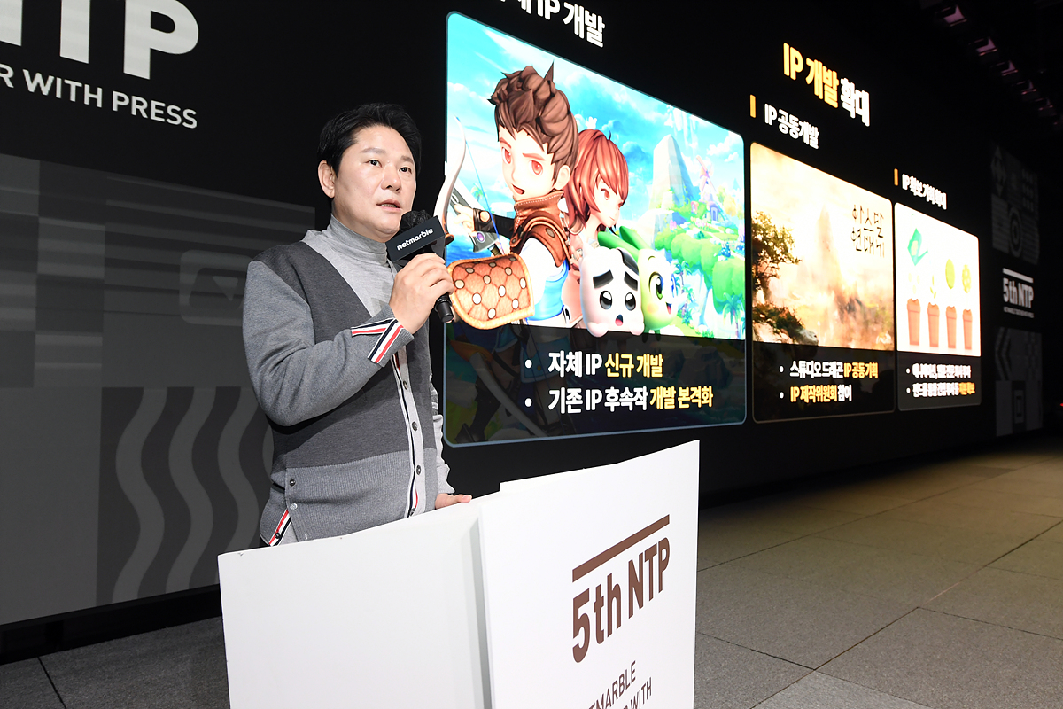 ▲권영식 넷마블 대표가 27일 서울 구로 넷마블 지타워에서 경영전략 발표회 ‘NTP(Netmarble Together with Press)’에서 발표를 하고 있다.  (사진제공=넷마블)