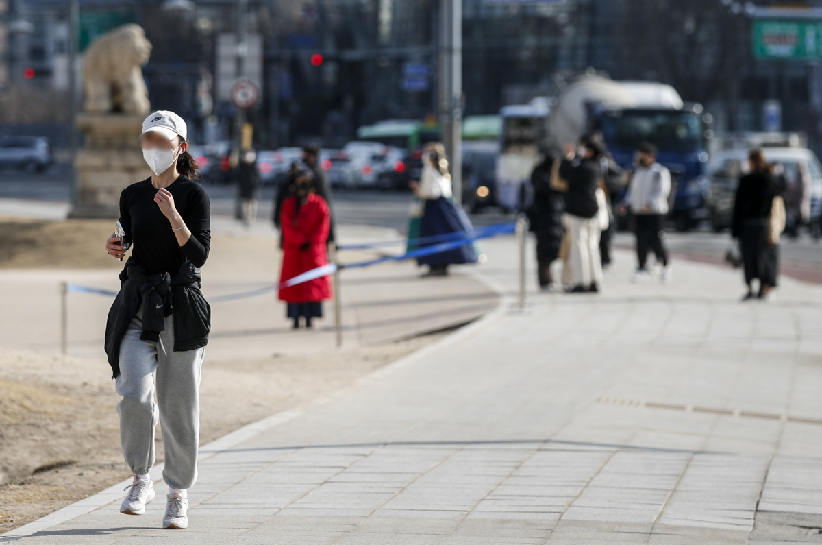 ▲서울 최고 날씨가 8도까지 오르는 등 비교적 포근한 날씨를 보인 24일 오전 서울 종로구 경복궁을 찾은 한 시민이 운동을 하고 있다. (뉴시스)