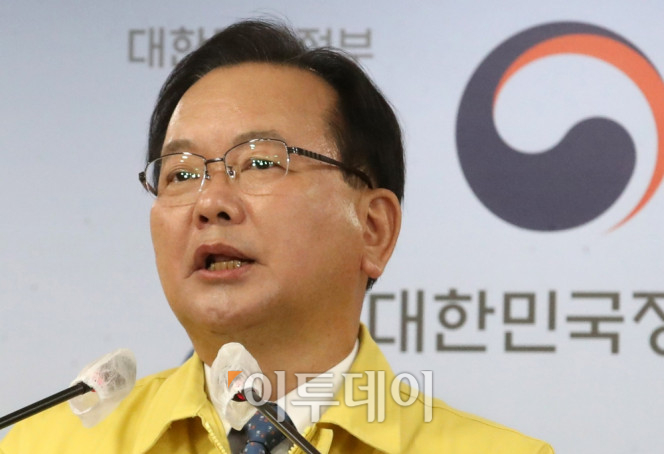 ▲김부겸 국무총리가 24일 서울 종로구 정부서울청사에서 설 연휴 특별방역 관련 대국민 담화를 발표하고 있다. 김 총리는 설 연휴 동안 고향방문을 자제해 줄 것을 당부했다. 고이란 기자 photoeran (이투데이DB)