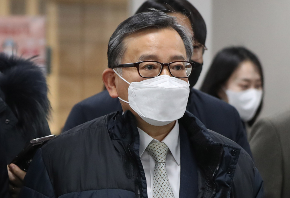 ▲김학의 전 법무부 차관이 27일 오후 서울 서초구 서울고등법원에서 열린 '뇌물수수 혐의' 관련 파기항소심 선고 공판에서 무죄를 선고 받은 후 법정을 나서고 있다. (뉴시스)