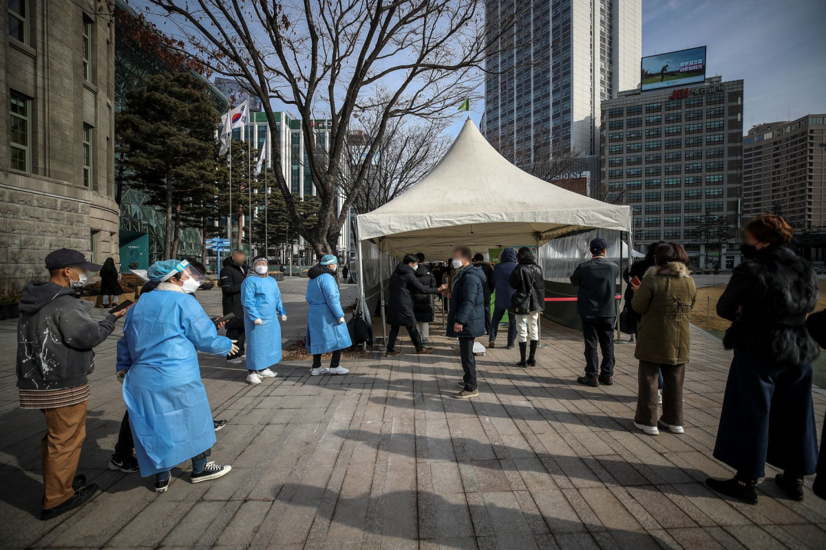 ▲ 0시 기준 국내 코로나19 신규 확진자가 1만4518명으로 집계된 27일 오후 서울 중구 서울광장에 설치된 임시선별검사소를 찾은 시민들이 검사를 받기 위해 줄 서 있다. (뉴시스)