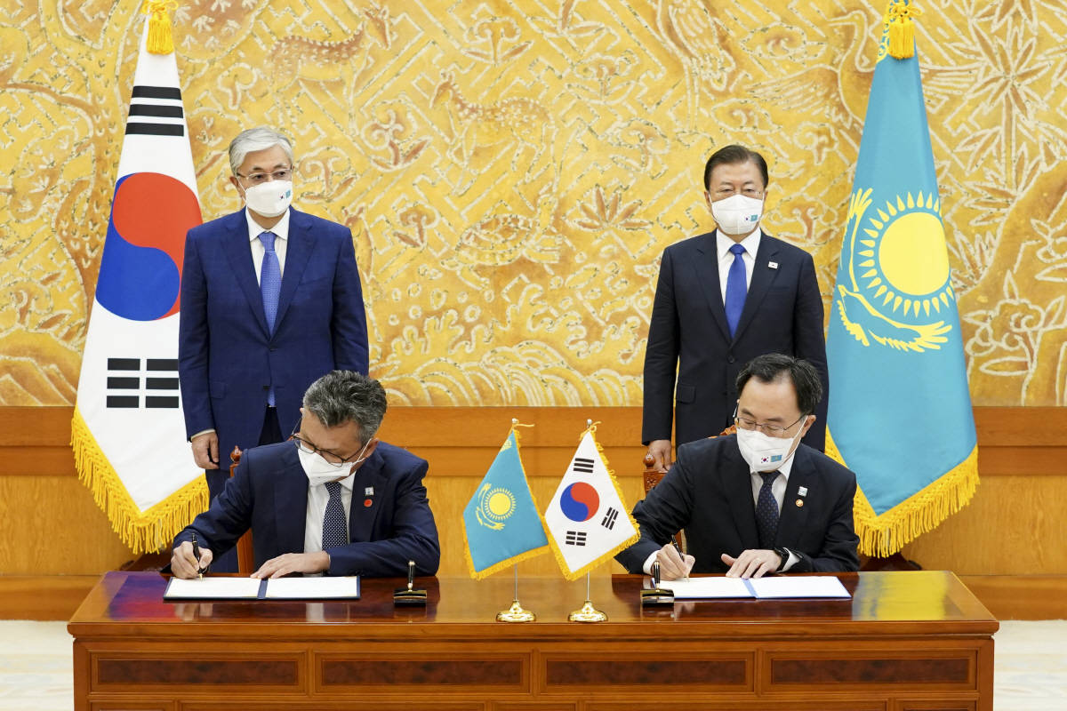 ▲문승욱 산업통상자원부 장관과 바큿 술타노브 무역통합부 장관이 지난해 8월 17일 청와대 본관에서 문재인 대통령과 토카예프 카자흐스탄 대통령이 지켜보는 가운데 무역협력에 관한 양해각서를 체결하고 있다. 뉴시스