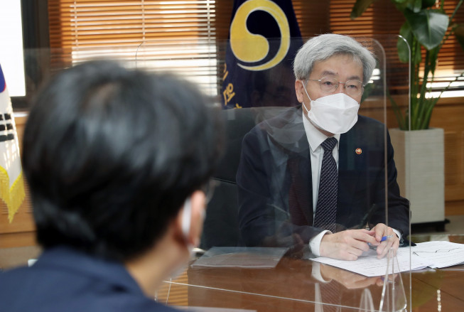 ▲고승범 금융위원장은 28일 금융시장 상황과 관련해 금융위 간부들과 시장동향 및 리스크 요인을 점검하고 있다. (사진제공=금융위)