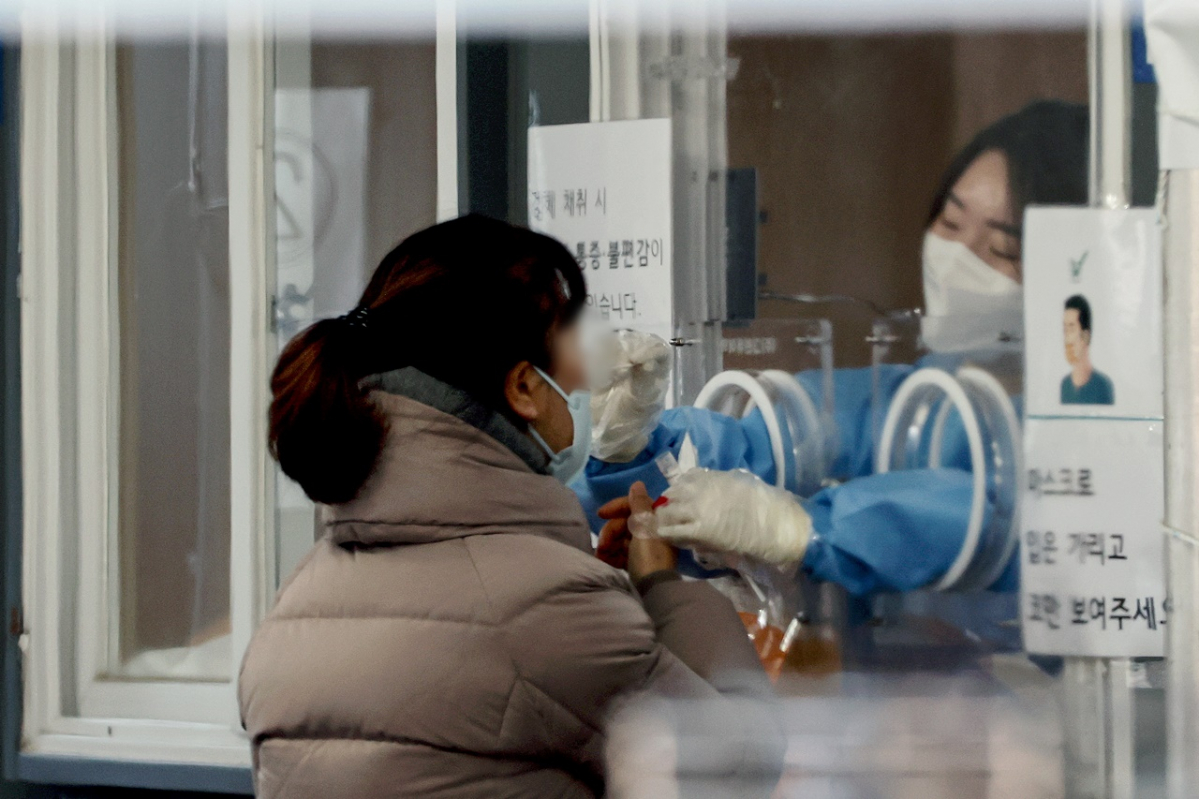 ▲28일 오전 서울 중구 서울역에 마련된 임시선별검사소에서 시민이 검사를 받고 있다. (뉴시스)