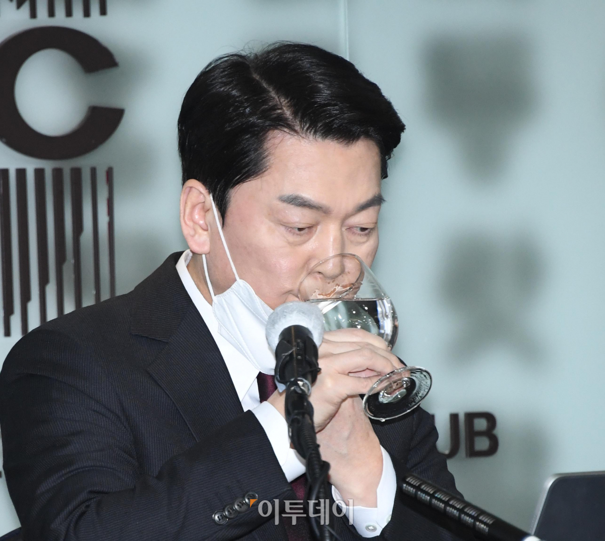 ▲안철수 국민의당 대선후보가 28일 프레스센터에서 열린 서울외신기자클럽 초청 기자간담회에서 발언에 앞서 물을 마시고 있다.   (국회사진취재단)
