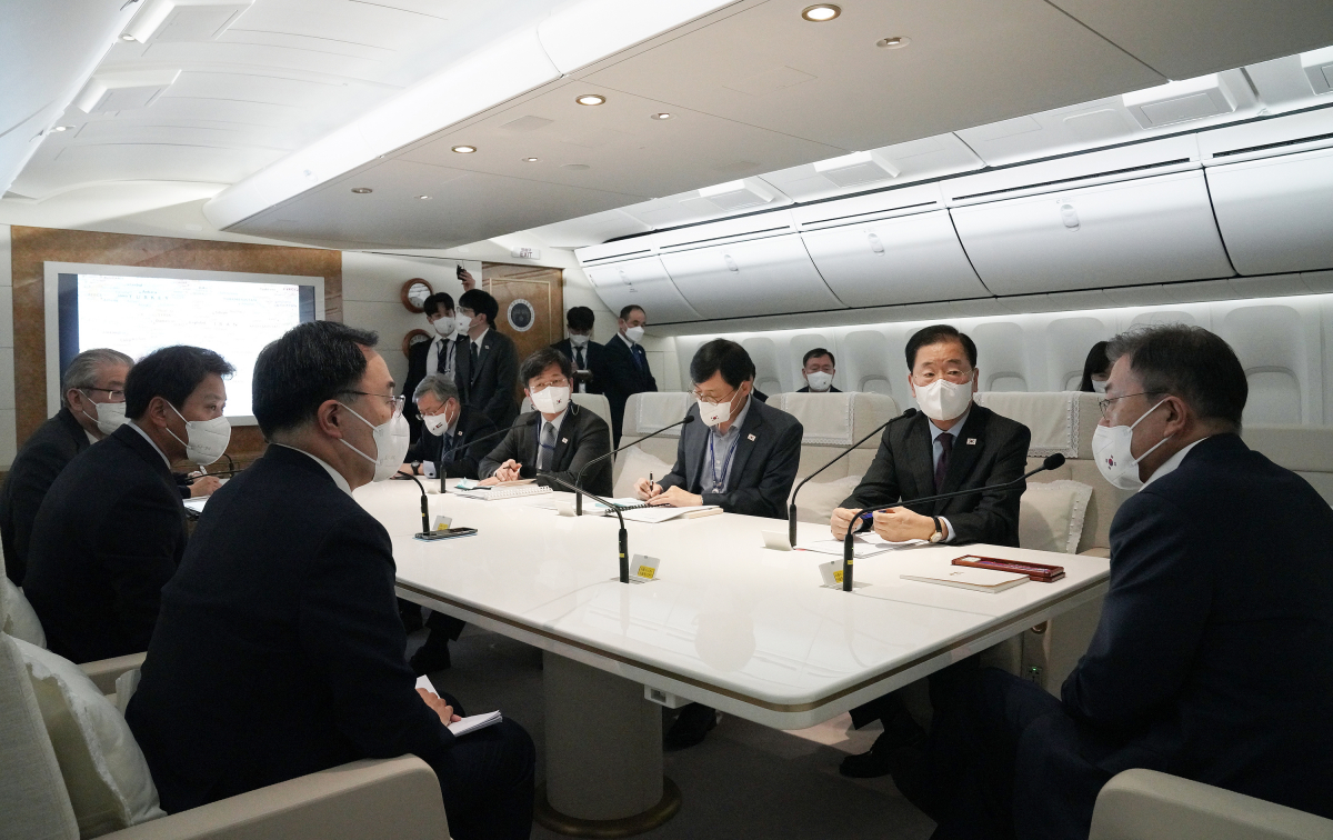 ▲아랍에미리트연합(UAE), 사우디아라비아, 이집트 등 중동 3개국 순방에 나선 문재인 대통령이 15일 오후 성남 서울공항에서 이륙 직후 공군 1호기에서 회의를 하고 있다. (연합뉴스)