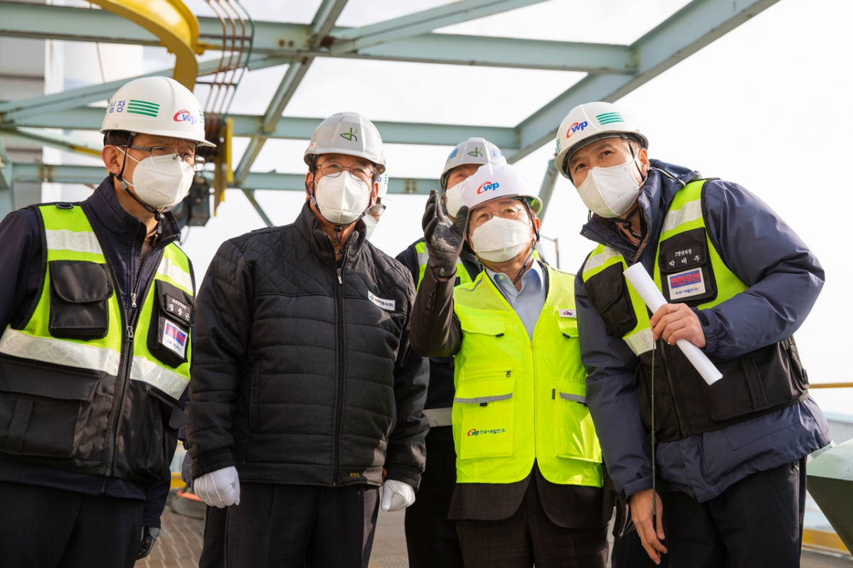 ▲ 박형덕 서부발전 사장(오른쪽에서 두번째)이 태안발전본부에서 현장 안전을 점검하고 있다. (사진제공=한국서부발전)