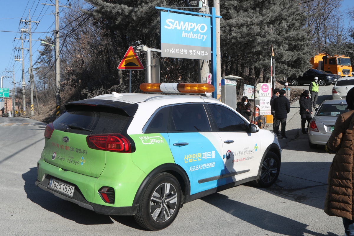 ▲29일 경기도 양주시 은현면 삼표산업 석재 채취장에서 고용노동부 차량이 현장으로 이동하고 있다. (연합뉴스)