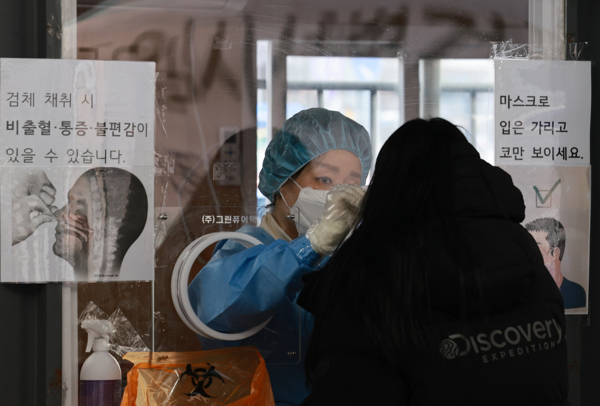 ▲설 연휴 첫날인 29일 오전 서울 중구 서울역 광장 코로나19 임시 선별검사소에서 의료진이 검체 채취를 하고 있다.  (연합뉴스)