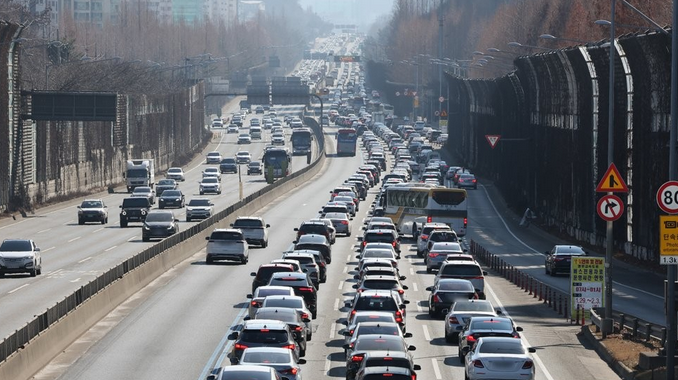▲설 연휴 둘째 날인 30일 오후 서울 서초구 잠원IC의 모습. (사진 = 연합뉴스)