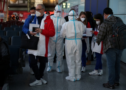 ▲중국 베이징 국제공항에 입국한 프랑스 올림픽 관계자들이 31일 직원들로부터 코로나19 관련 설명을 듣고 있다. 베이징/로이터연합뉴스
