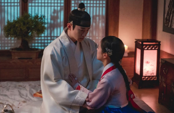 ▲‘옷소매 붉은 끝동’ 이준호, 이세영(사진제공=MBC)