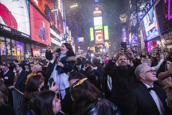 ▲미국 뉴욕 타임스퀘어 앞에서 1일(현지시간) 시민들이 새해맞이 행사에 참여하고 있다. 뉴욕/AP뉴시스
