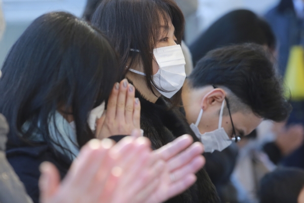 ▲일본 도쿄에서 1일 시민들이 새해맞이 기도를 올리고 있다. 도쿄/AP뉴시스
