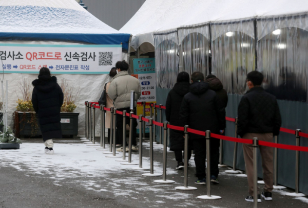 ▲2일 서울역 임시선별검사소를 찾은 시민이 검사를 기다리고있다.  (뉴시스)