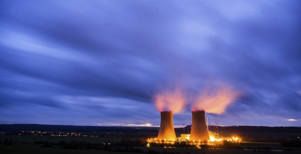 ▲2021년 12월 29일 독일 그론데에 있는 그론데 원자력 발전소 냉각탑에서 증기가 나오고 있다. 그론데/AP연합뉴스
