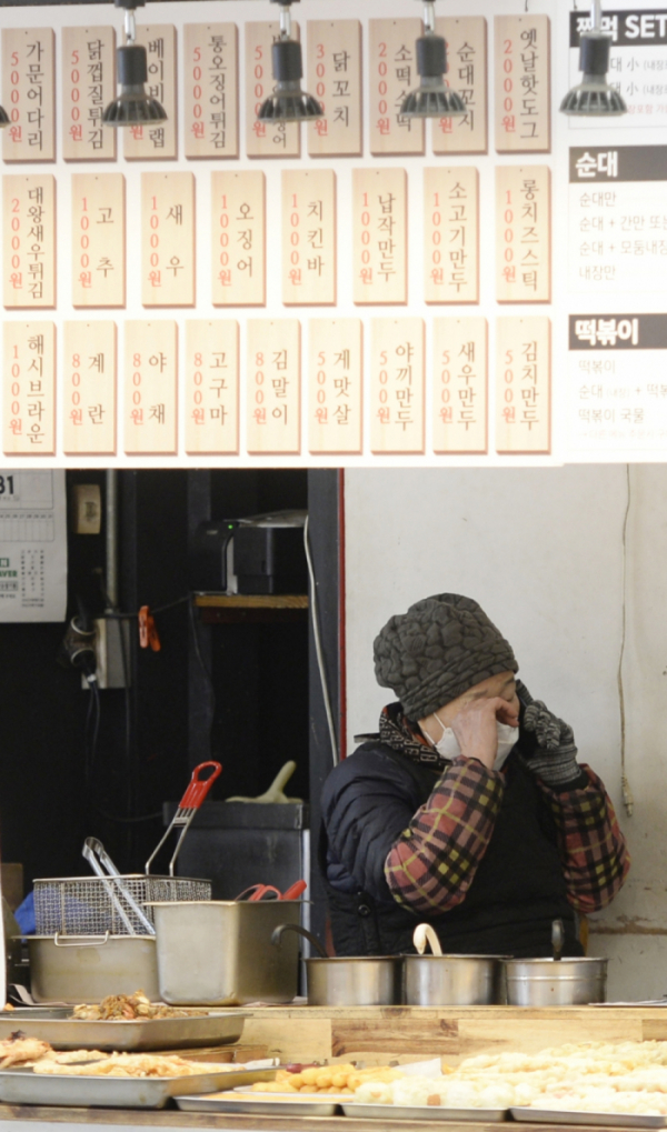 ▲코로나19 방역 조치로 피해를 본 소상공인에 대한 방역지원금 신청이 시작된 12월 27일 오후 서울 시내의 식당에서 상인이 영업준비를 하고 있다. (조현호 기자 hyunho@)