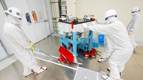 ▲인텔 오레곤 반도체 제조 공장에서 연구진들이 장비를 옮기고 있다. 출처 인텔 웹사이트
