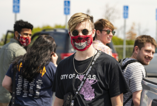 ▲지난해 5월 학생들이 미국 캘리포니아주 로스앤젤레스(LA) 그리피스천문대 근처에서 천 마스크를 착용하고 있다. LA/AP뉴시스