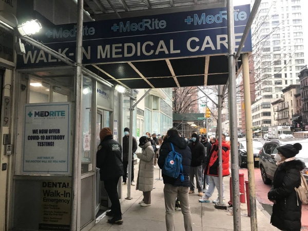 ▲오미크론 변종 코로나 19 바이러스가 급속도로 확산되자 뉴욕 시민들이 백신접종과 바이러스 검사를 위해 맨해튼 곳곳에 설치된 검사소 앞에 길게 줄을 서 있다.
