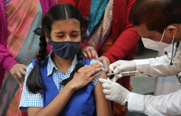 ▲인도 방갈로에서 한 학생이 코로나19 예방 접종을 받고 있다. 방갈로/EPA연합뉴스