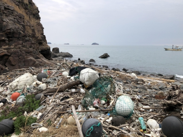▲인천 구지도에 어구 등 해양쓰레기가 쌓여 있다. (사진제공=인천녹색연합)