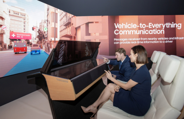 ▲CES 2022가 열리는 미국 라스베이거스 컨벤션 센터의 삼성전자 전시관에서 삼성전자 모델이 AR 기반의 미래 차량 운전 경험을 체험하고 있다. (사진제공=삼성전자)