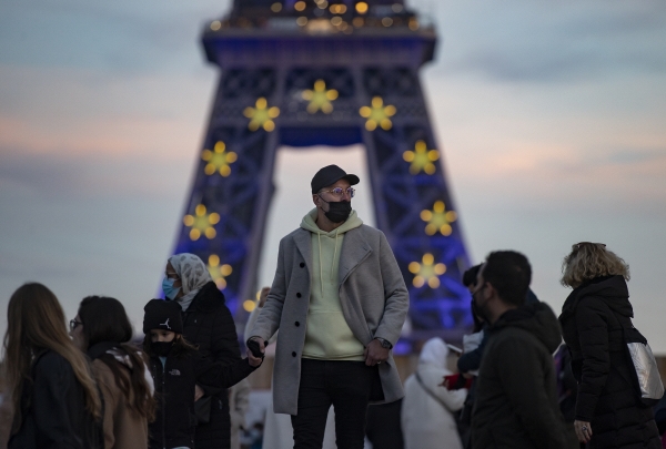 ▲프랑스 파리 에펠탑 앞에서 1일 행인들이 마스크를 쓰고 지나가고 있다. 파리/EPA연합뉴스
