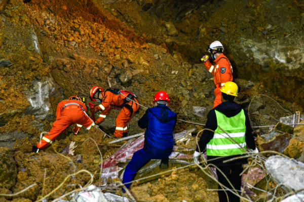 ▲중국 구이저우성 비제시에서 4일 구조대원들이 산사태로 매몰된 공사 현장에서 구조 작업을 하고 있다. 비제/신화뉴시스