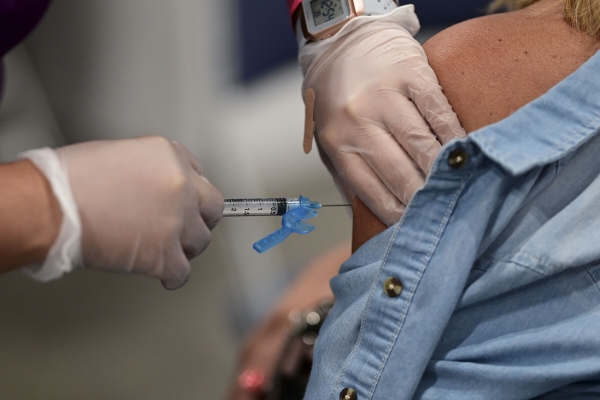 ▲푸에르토리코 산후안에서 지난해 3월 31일 한 시민이 백신을 접종하고 있다. 산후안/AP뉴시스

