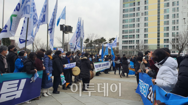 ▲이재명 더불어민주당 대선후보와 이낙연 전 대표를 기다리는 지지자들.  (광주=유혜림 기자 wiseforest@)