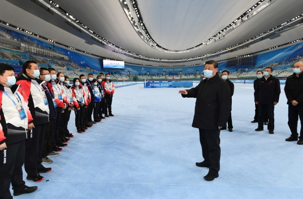 ▲(뉴시스) 시진핑 중국 국가주석이 4일 중국 베이징 국립 스피드 스케이팅 경기장을 시찰하고 있다.
