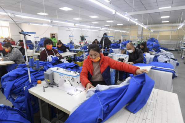 ▲중국 랴오닝성 선양의 의류 공장에서 노동자들이 천을 바느질하고 있다. 중국은 지난 10년 동안 생산활동인구의 감소에도 수출물가는 횡보 흐름을 보이고 있는데, 이는 농촌에서의 노동력 공급이 여전히 지속되고 있기 때문인 것으로 분석된다. AP연합뉴스