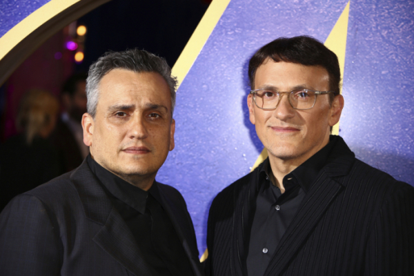 ▲앤서니 루소(오른쪽)와 조 루소 형제가 2019년 4월 영국 런던에서 열린 영화 '어벤져스 엔드게임' 팬 이벤트에 참석해 기념사진을 촬영하고 있다. 런던/AP뉴시스