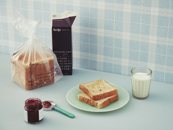▲마켓컬리의 PB상품 Kurly's R15 통밀 식빵과 동물 복지 우유(사진제공=컬리)