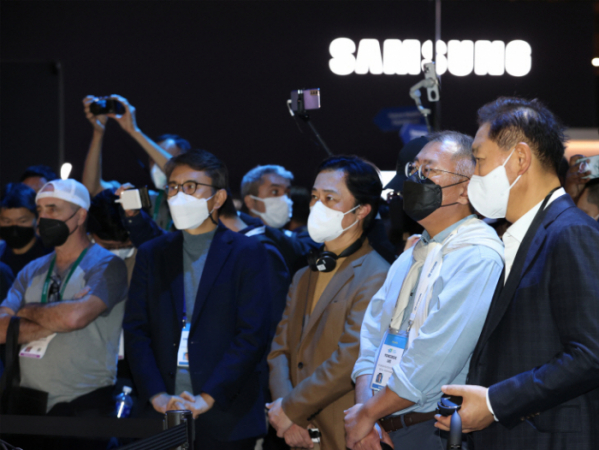 ▲정의선 현대차그룹 회장은 CES 2022 개막 첫날인 5일(현지시간) 삼성전자 부스를 방문했다.  (연합뉴스)