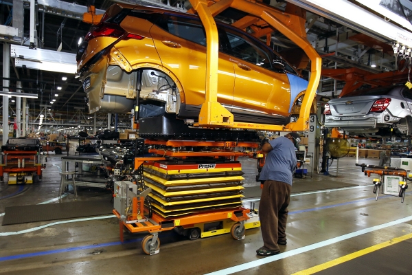 ▲제너럴모터스(GM)의 미국 미시간주오리온타운십 공장에서 한 직원이 전기차 쉐보레 볼트 조립 작업을 하고 있다. 오리온/AP뉴시스
