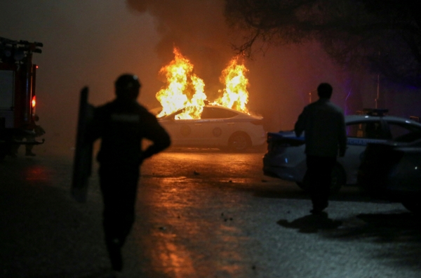 ▲카자흐스탄 알마티에서 5일(현지시간) 시위대가 경찰차에 불을 지르고 있다. 알마티/로이터연합뉴스
